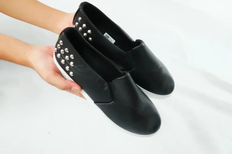 รองเท้าส้นแบนแต่งหมุด - Studs Leather Slip On Loafers